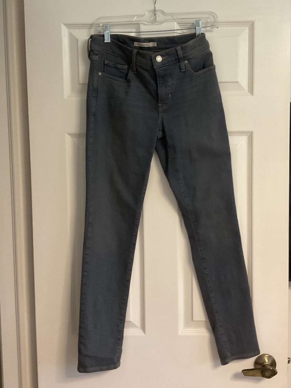 ⭐️ NWOT - Levi's Women's 311 Shaping Skinny jeans in a size 26